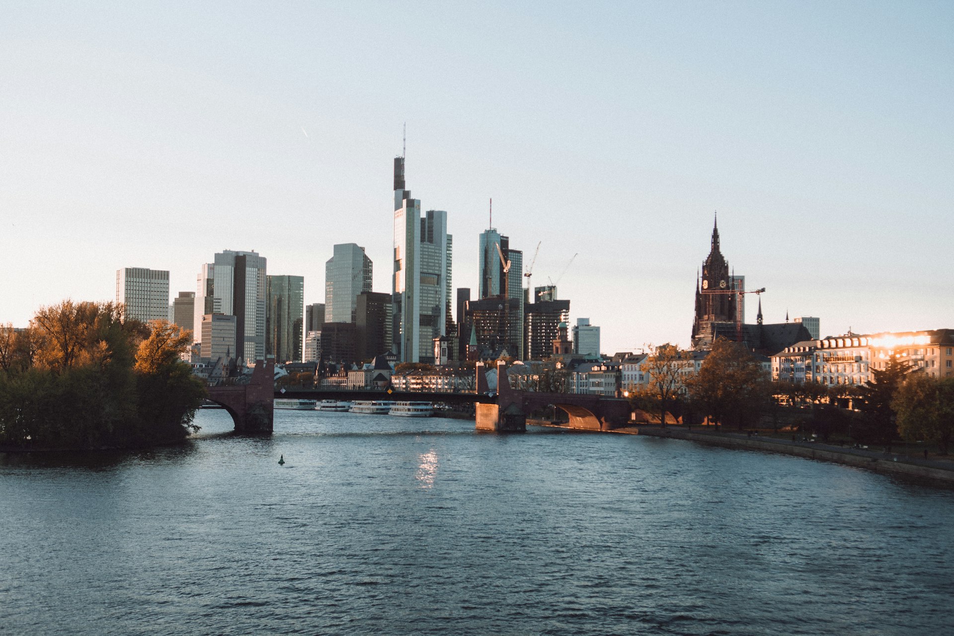 Frankfurter Skyline mit Main bei Sonnenuntergang