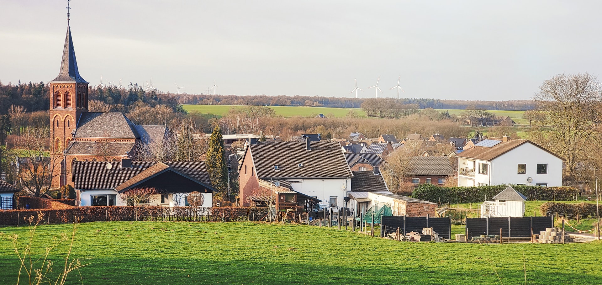 Hofheim am Taunus mit Kirche und Grünflächen