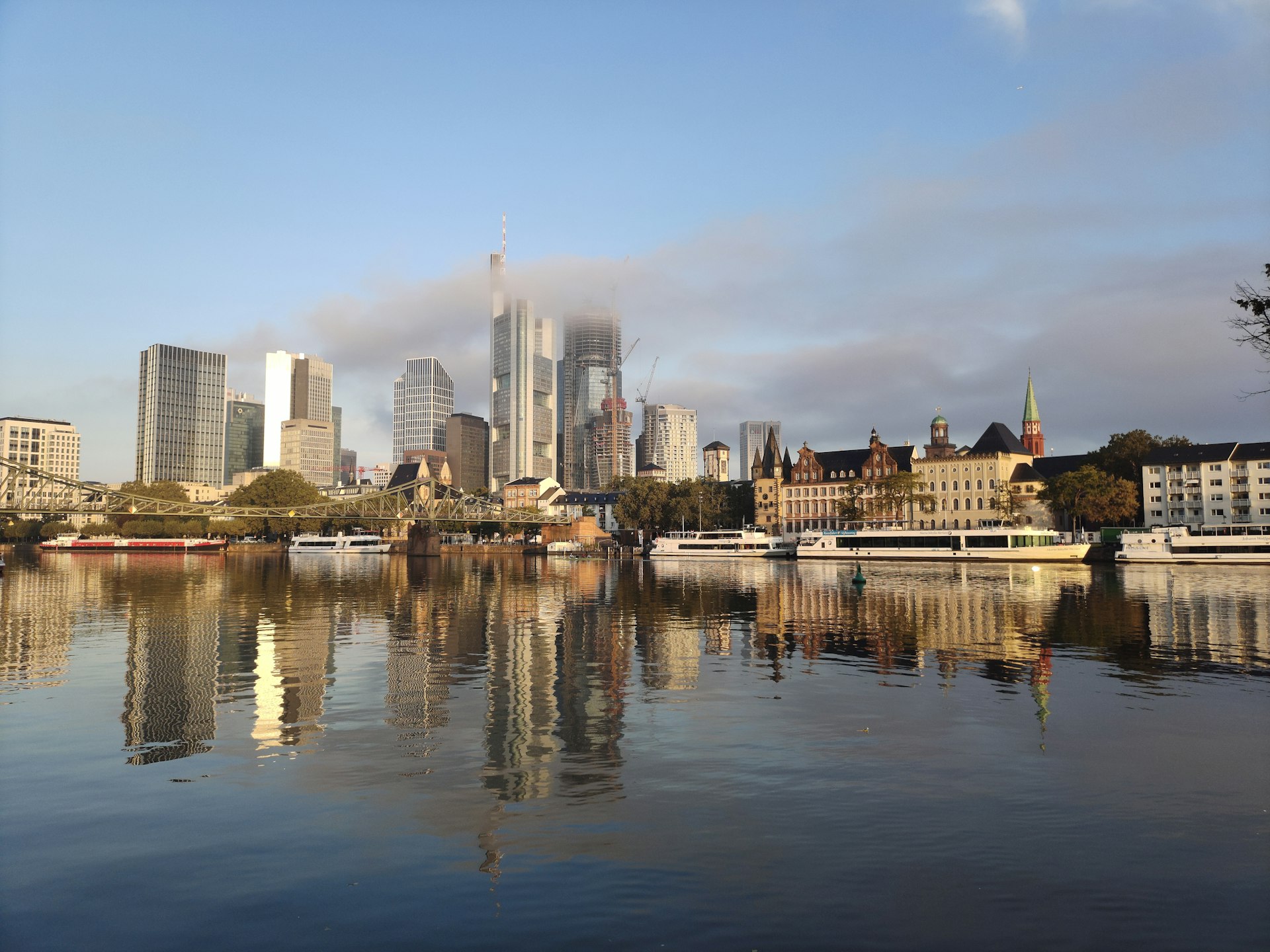 Blick über den Main mit Offenbach im Hintergrund